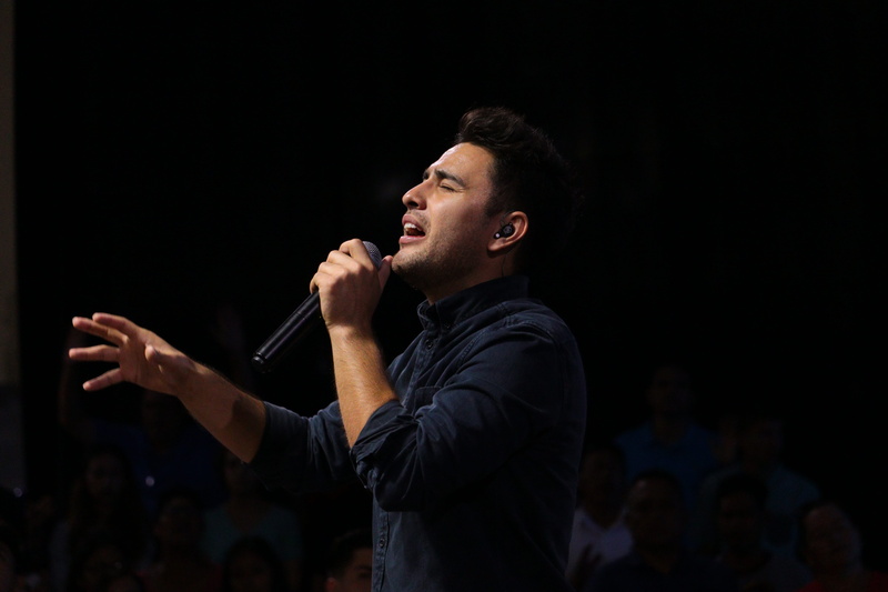 face, performance, singer, tijuana, mexico, stage, audience, front, input device, person, side view, 5K, limb, men, microphone, waist up, black, arms raised