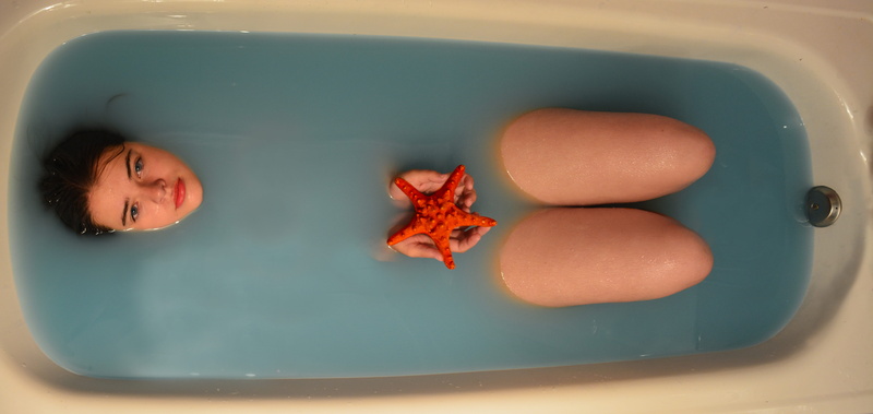 leisure activity, orange color, agua, women, home, azul, domestic bathroom, childhood, child, girl, estrella de mar, high angle view, bathtub, headshot
