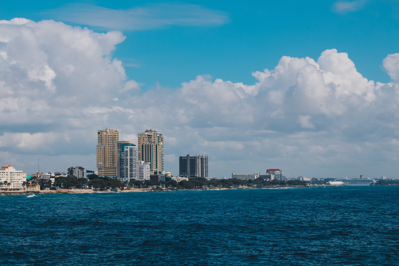 waterfront, tall - high, architecture, earth, outdoors, urban skyline, 30 de mayo, buildings, nature, cloud - sky, sky, residential district, city, modern
