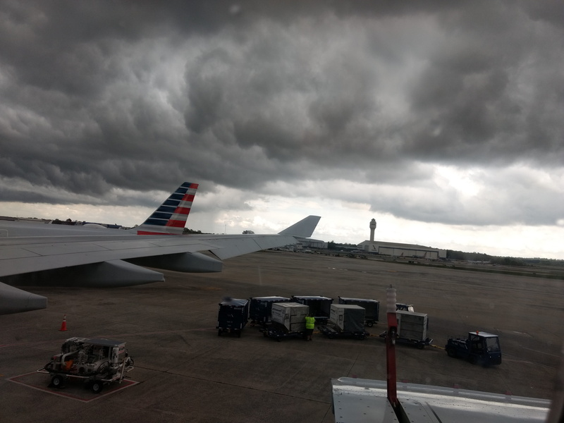 storm, no people, air vehicle, bad weather, cloudy, sky, cloudscape, vehicle, plane, warplane, aircraft, aircraft wing, mal tiempo, outdoors, carretas para el equipaje