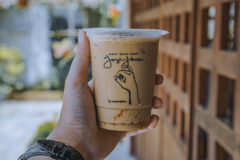 western script, real people, restaurant, text, kopi, human body part, cafeteria, day, coffeelate, coffee, wood, coffee ice latte, human, espresso, latte
