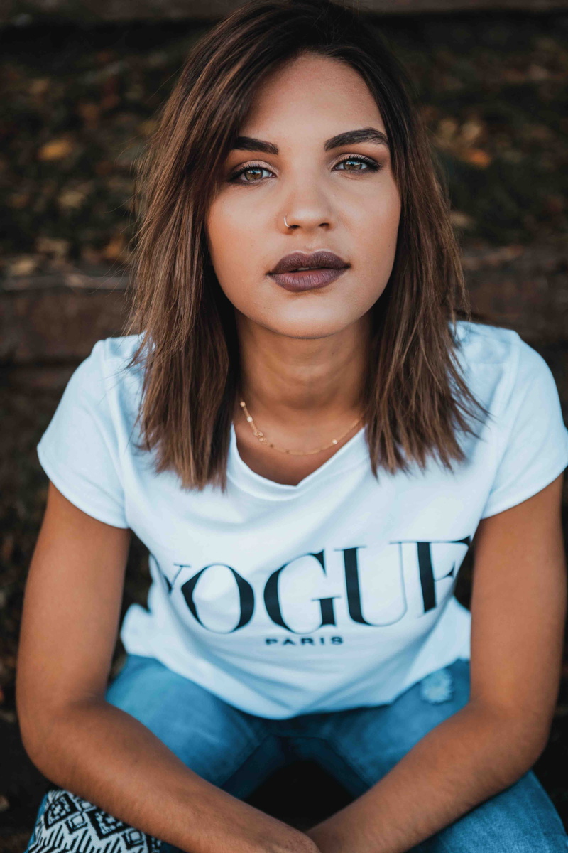 leisure activity, looking, vogue, day, one person, young adult, girl, hairstyle, young women, casual clothing, beautiful woman, three quarter length, jeans