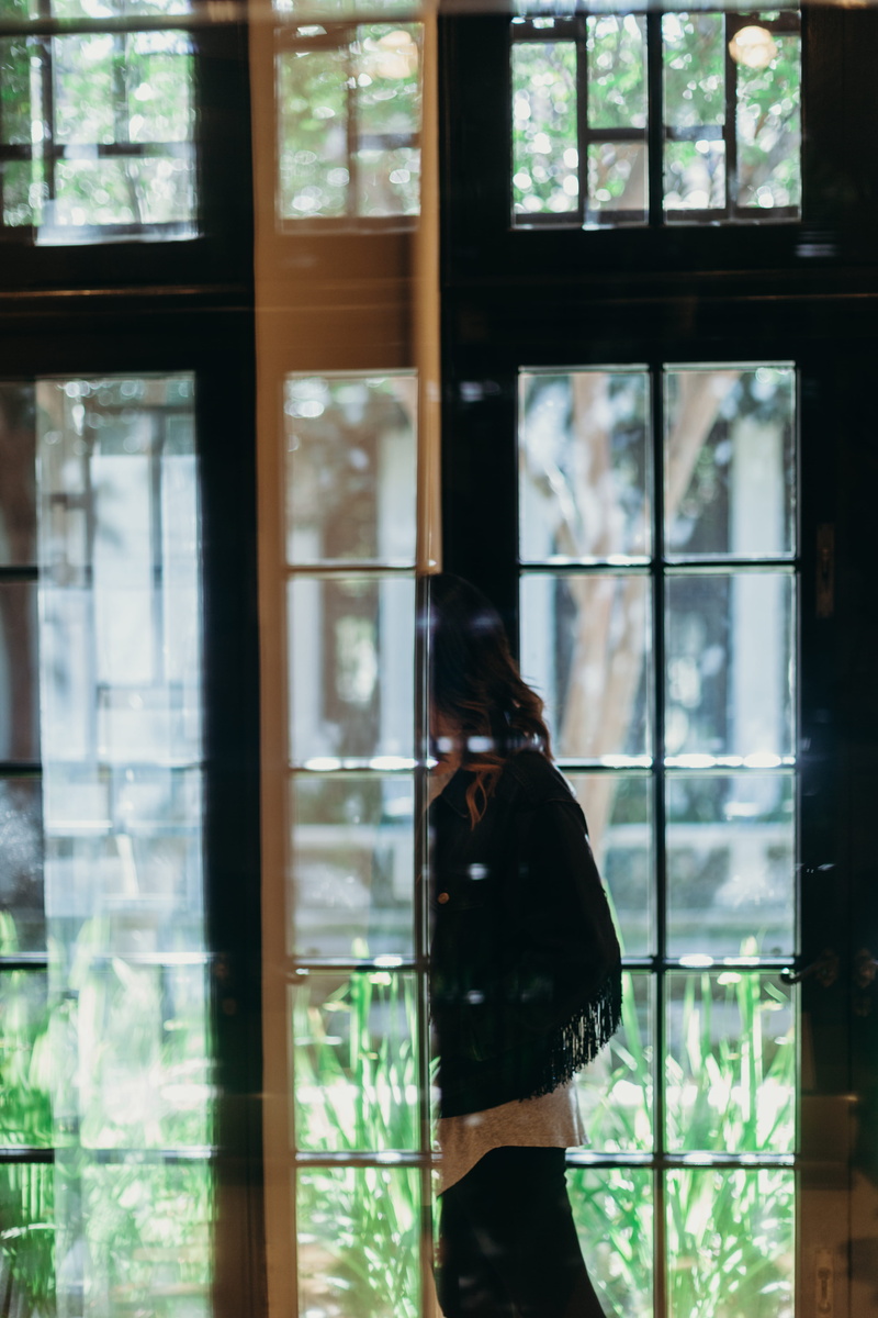 vertebrate, unexpected, glass - material, day, human body part, glass, honolulu, animal wildlife, window, 5K, focus on foreground, transparent, one person