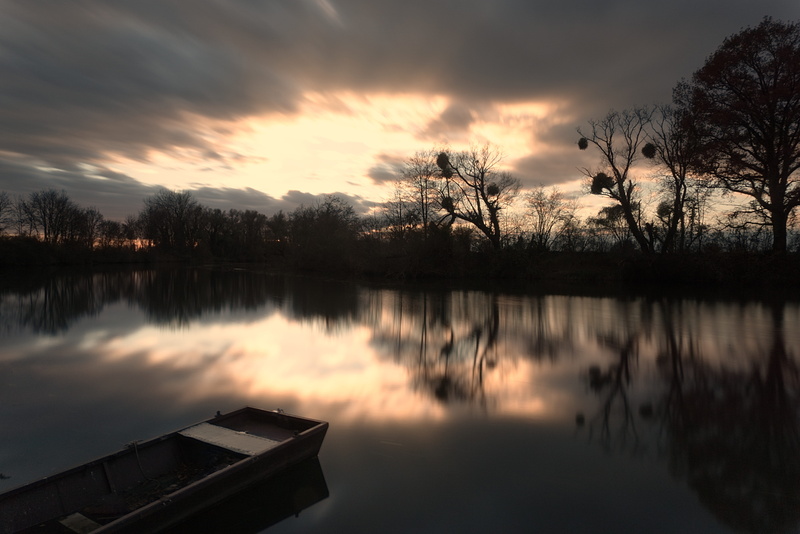 gespenstig, cloud - sky, lighting, evening, tree, 5K, lake, dusk, of course, boot, long exposure, outdoors, orange color, blur, hell, clouds, plant, blurred