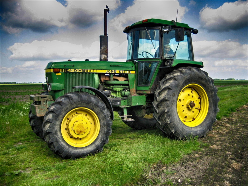land, sky, landtechnik, field, day, farm, wheel, transportation, commercial vehicle, john deere, no people, john deere 4240, machinery, harvest, green color