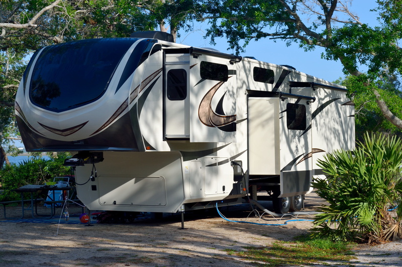 trailer, blue, no people, road, trip, tree, mobile, leisure, land vehicle, public transportation, campground, transport, campsite, 5K, abandoned, recreation
