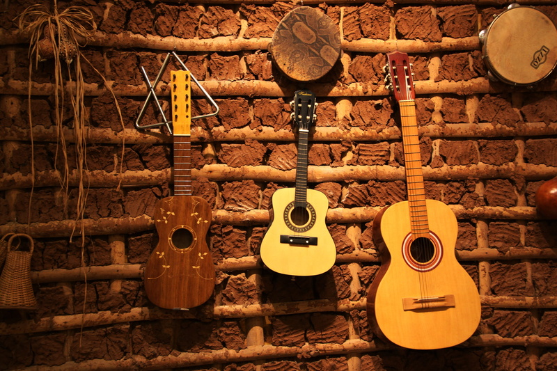 Guitar, string instrument, 4K, large group of objects, brown, musical instrument, acoustic guitar, variation, hanging, Po, equipment, wood - material