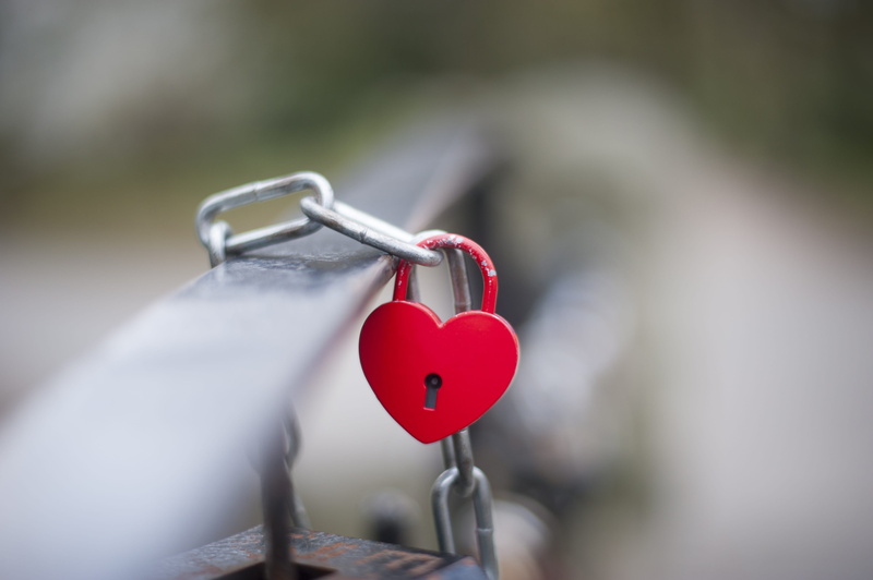 affection, 4K, connection, heart shape, red, positive emotion, symbols, metal, love, chain, emotion, padlock, bridge, outdoors, love locks, safety, eternal love