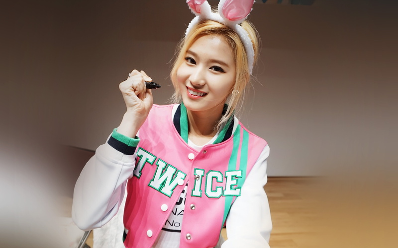 smiling, lifestyles, young adult, blond hair, front view, sana, portrait, waist up, emotion, shashasha, hairstyle, beautiful woman, standing, indoors, one person