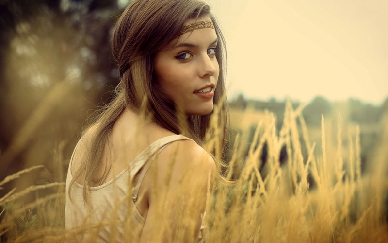 top, girl, shallow, green, white, 1080P, tank, woman, grass, field, photography, focus, hot babes and girls
