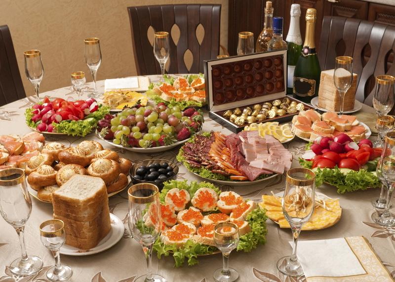 grapes, salad, 1080P, sandwiches, fruit, cuts, meat, olives, candy, caviar, champagne, bread, cutting, strawberry, radishes, feast
