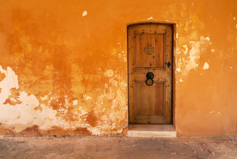 5K, built structure, protection, door wood, wall crepi, medieval, entrance, dirty, building exterior, roughcast, no people, door, weathered, wood - material