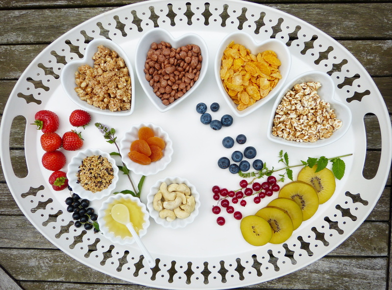 strawberries, low carb, break, muesli, appetizing, bio, blueberry, oatmeal, food, vitamins, food and drink, ceramic, flu, vegetarian, high angle view, fruits