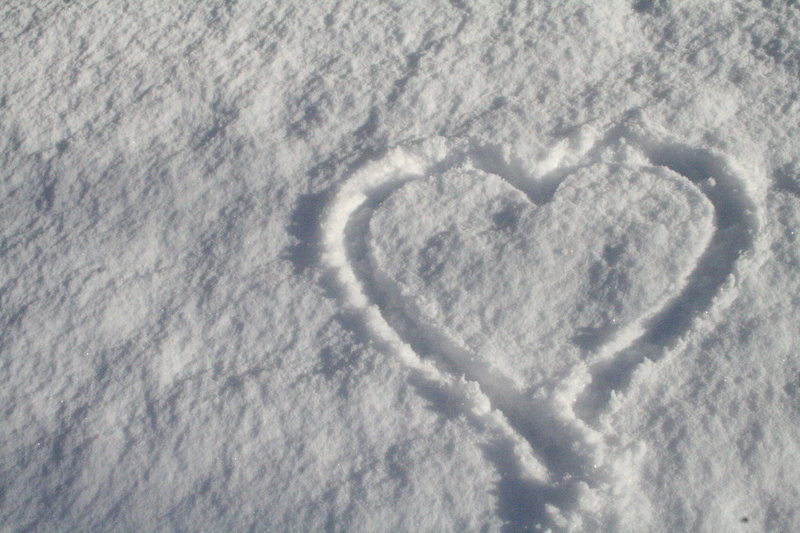 white color, close-up, heart, romantic, no people, frozen, nature, background image, 2K, high angle view, emotion, romance, cold, positive emotion, winter