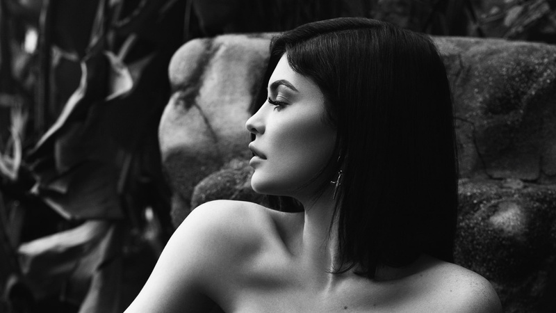 one person, looking away, young women, hairstyle, Kylie, women, Jenner, portrait, profile view, young adult, 1080P, focus on foreground, real people, fashion