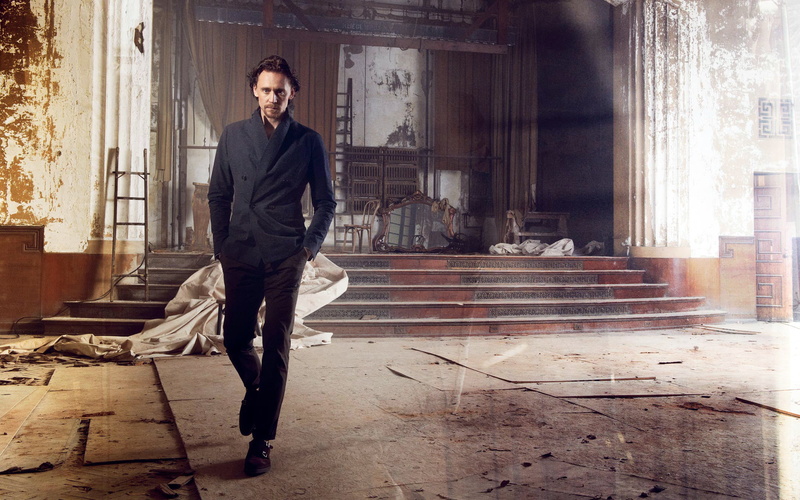 scene, real people, casual clothing, 1080P, day, young men, looking at camera, full length, building exterior, hiddleston, adult, building, actor, young adult