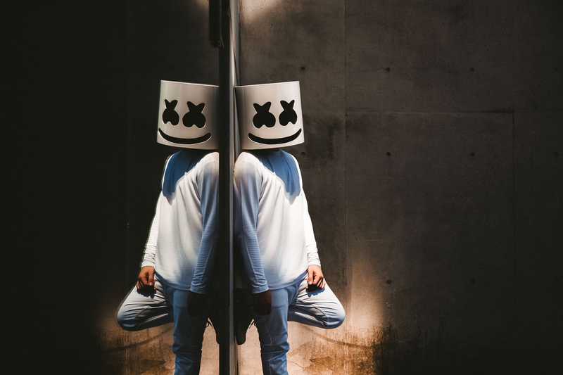 three quarter length, leisure activity, lifestyles, wall - building feature, dj, 1080P, face, human body part, real people, singer, disguise, jeans, marshmello