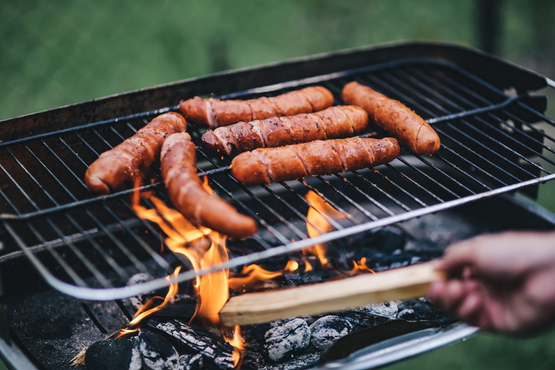 serving tongs, outdoor, sausage, sausages, outdoors, barbecue, 5K, barbecue Grill, picnic, hand, fire - Natural Phenomenon, food and drink, Pork, hot dog