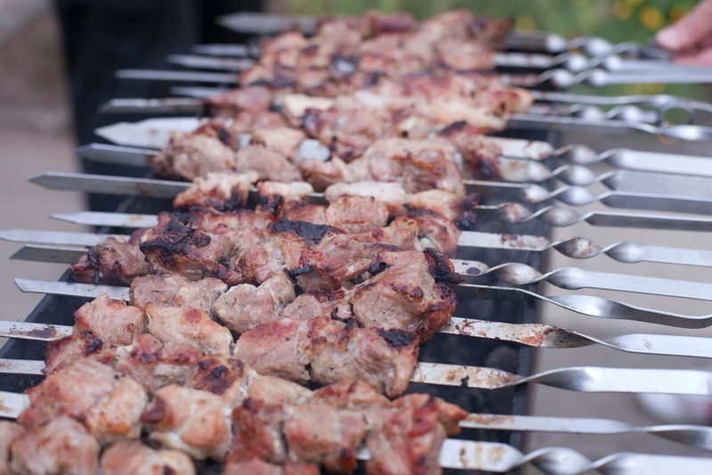 high angle view, preparing food, 1080P, fry, metal, pork, grill, skewer, day, close-up, food, no people, freshness, tasty, food and drink, barbecue grill