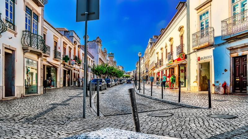 day, city, diminishing perspective, buildings, daytime, incidental people, 1080P, road, tavira, built structure, city street, white, sky, building exterior