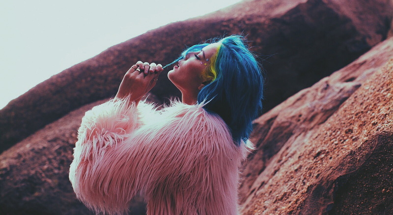 focus on foreground, sitting, long hair, young women, badlands, nature, hairstyle, day, side view, halsey, lovator, lifestyles, leisure activity, outdoors