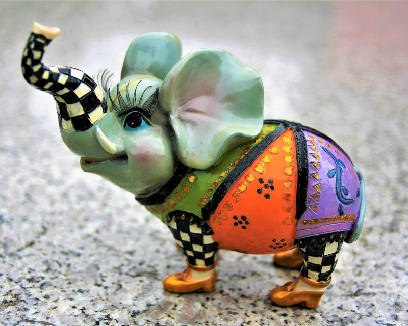 day, surface, childhood, gray, representation, marble, close-up, blat, green, ears, 2K, full length, body part, toy, outdoors, figurine, multi colored