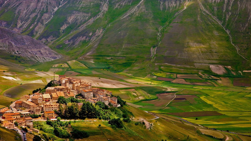 green, mountain, buildings, photography, Castelluccio, Slope, Fields, 1080P, Houses, Italy, Mountains, Village, beige