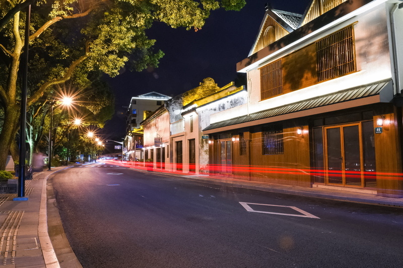 street light, long exposure, chuansha, tree, outdoors, city, 5K, plant, no people, architecture, building, light trail, built structure, street, night