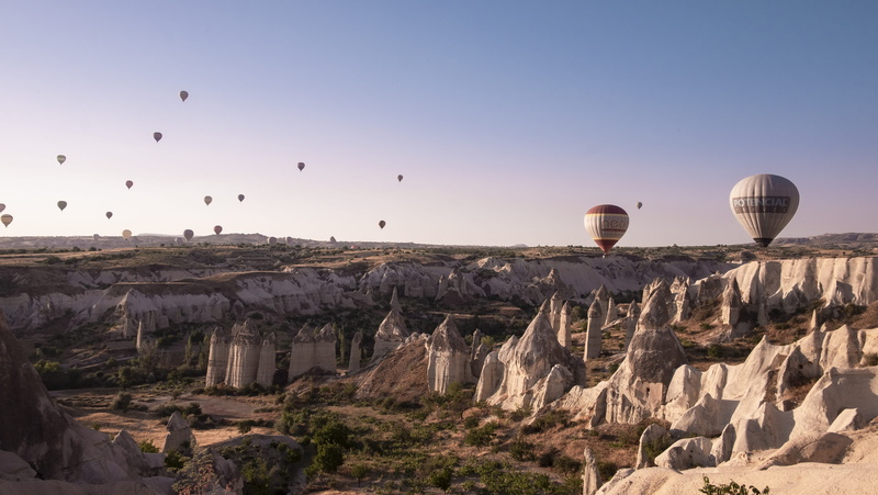 hot air balloon, 4K, balloon, environment, scenery, tourism, air vehicle, ballooning festival, cappadocia, bird, rock formation, nature, sunrise, mid-air
