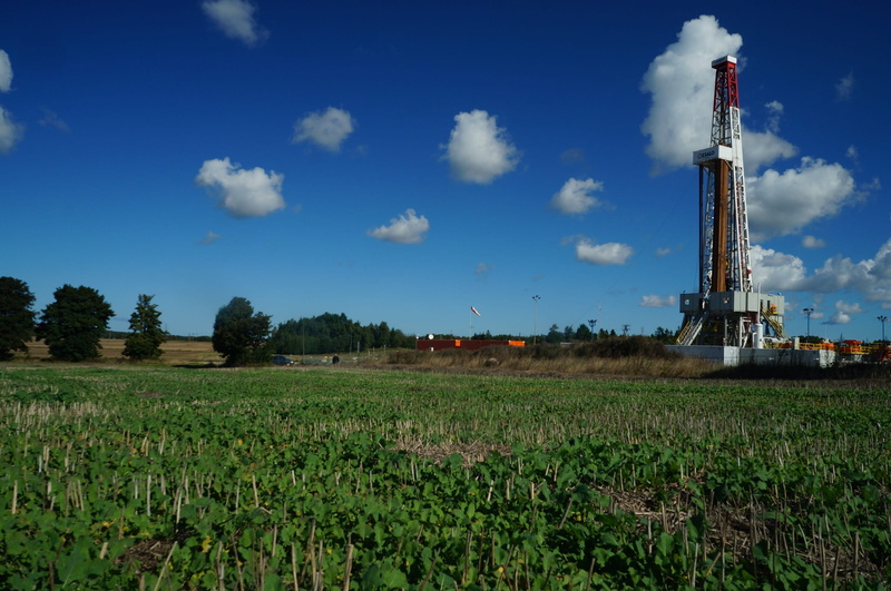outdoors, day, white, industrial equipment, agriculture, blue, no people, red, cloud - sky, metal, Drilling Rig, cereal plant, built structure, Oil, land