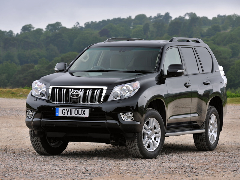 engine, focus on foreground, no People, retro styled, modern, speed, front View, black Color, tree, Toyota, shiny, outdoors, headlight, TLC Prado, Cruiser