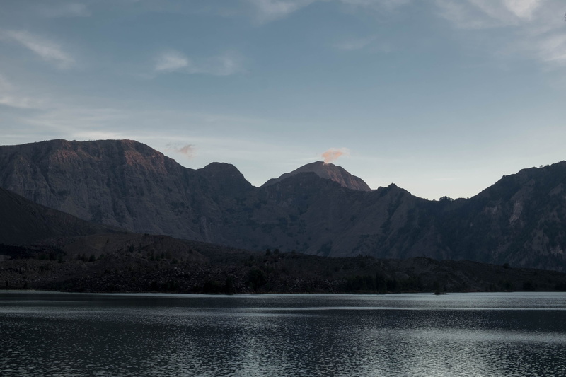 tranquil scene, mountain peak, outdoors, mount rinjani, waterfront, nature, mountain range, rinjani, indonesia, water, remote, 4K, no people, tranquility