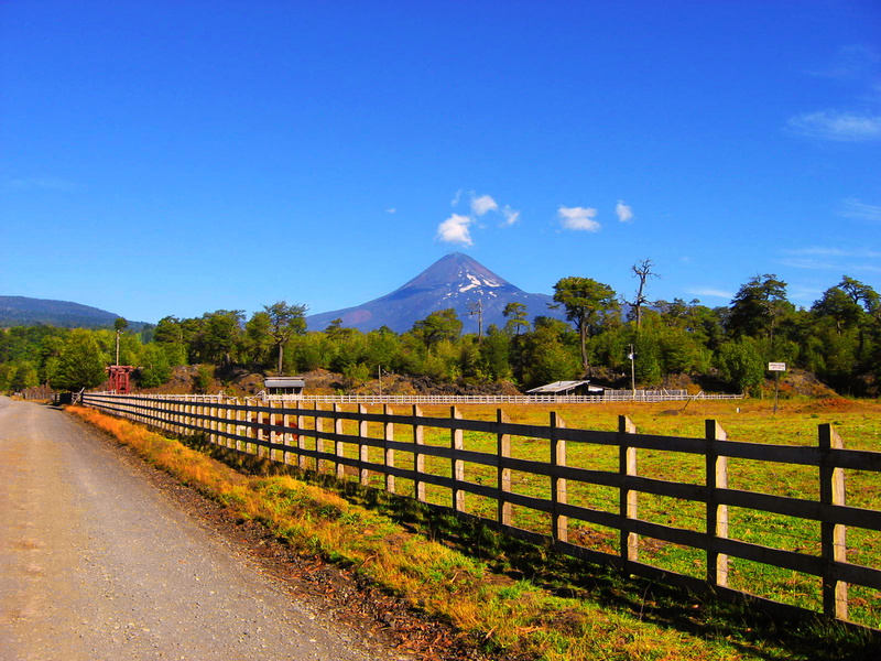 volcano, tree, mountain peak, nature, paisaje, sky, fence, parque, azul, snowcapped mountain, ix región, llaima, mountain, day, park, 1080P, landscape