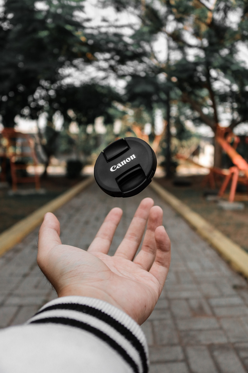 hand, close-up, focus, dslr, people, person, s, outdoors, technology, one person, throw, camera, cover, communication, photo, 5K, personal perspective
