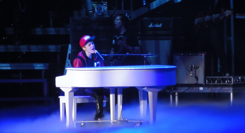sitting, justin, enjoyment, singing, justin bieber, casual clothing, nightlife, singer, music, stage, front view, musical instrument, entertainment, real people