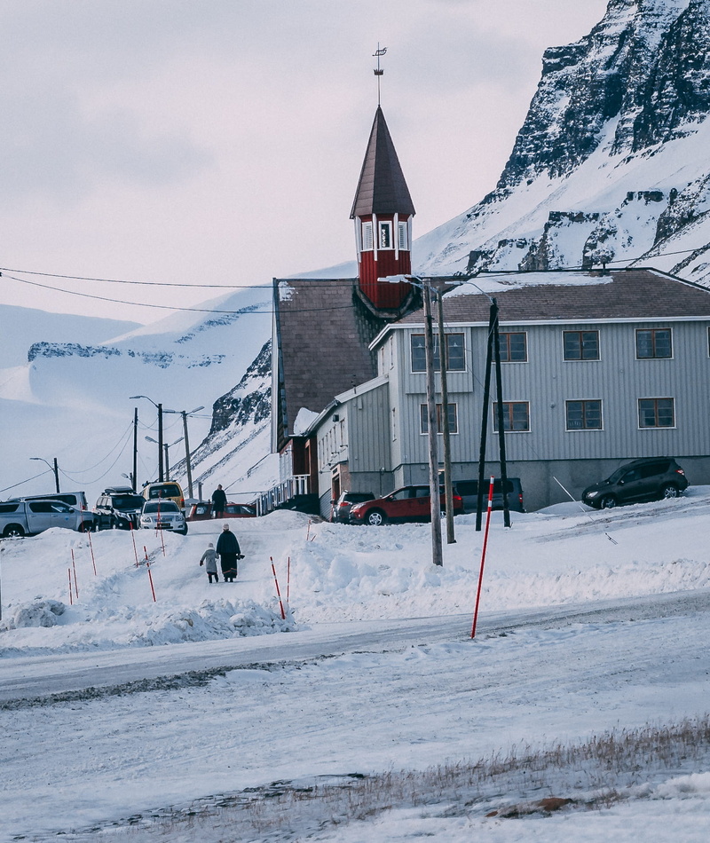 winter, red, mountains, church, snow, covering, outdoors, day, architecture, nature, moody, 1080P, building, longyearbyen, sunday, environment, arctic