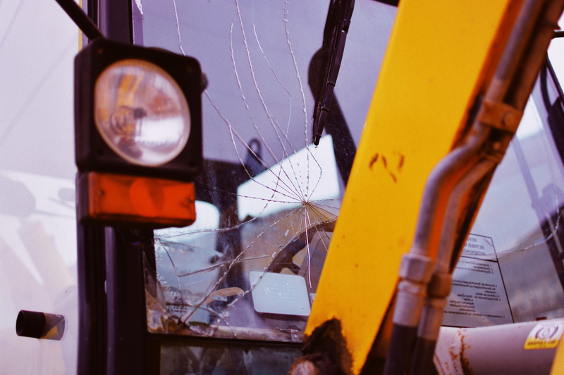 metal, motor vehicle, 5K, flare, human, place, destruction, machine, car, glass, street, day, cracked, headlight, abandoned, close-up, rust