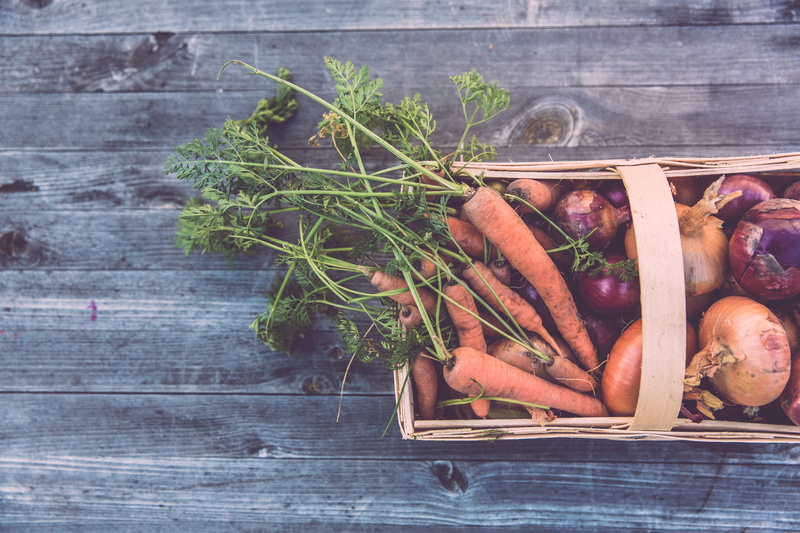 red, indoors, raw food, basket, food, table, rustic, wellbeing, freshness, wood - Material, red onions, still life, vegetable, 5K, healthy Eating, nature