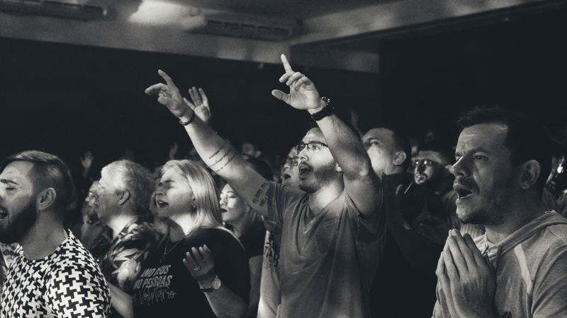 leisure activity, event, room, large group of people, emotion, adoration, audience, worship, nightlife, party, men, skin, crowd, real people, club, brasil