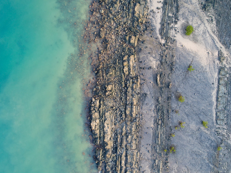 white, no people, 4K, directly above, beauty in nature, water, top view, high angle view, motion, nature, sand, non-urban scene, painting, rock, land