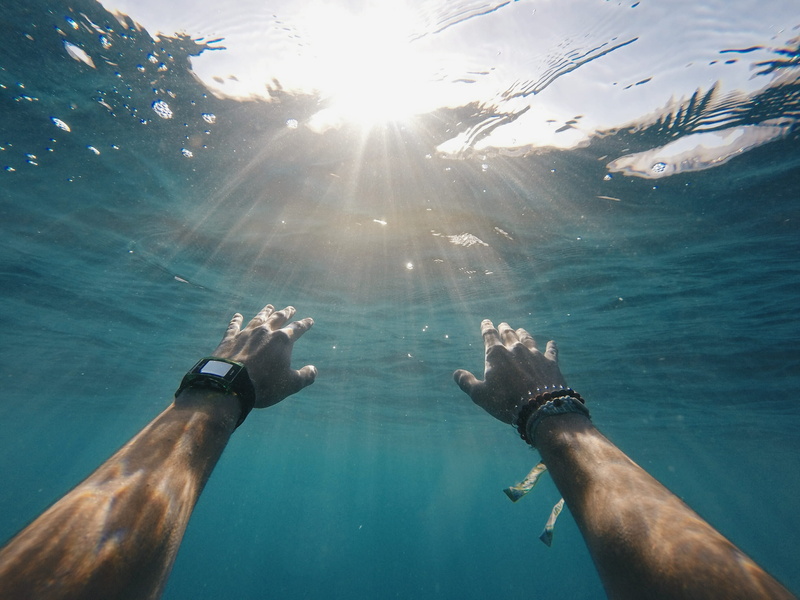 undersea, gopro, wafe, surface, person, swimming, sun, human hand, men, underwater, lake, human limb, hand, water, one person, sunlight, sun ray, reach