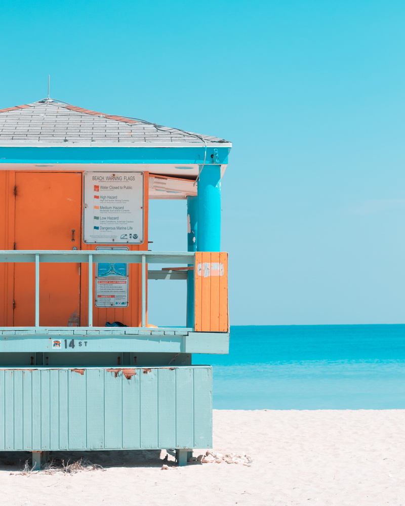 horizon, beach hut, horizon over water, lifeguard, tranquil scene, blue, nature, beach, color, clear sky, sand, daytime, land, architecture, photo, near