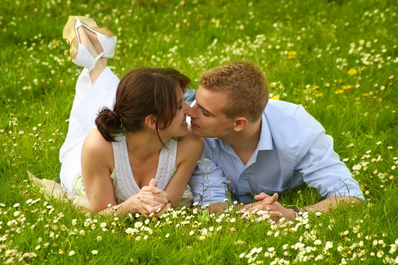 kiss, people, grass, 2K, green Color, flowering plant, lifestyle, heterosexual Couple, day, positive emotion, relaxation, women, smiling, boyfriend, bonding