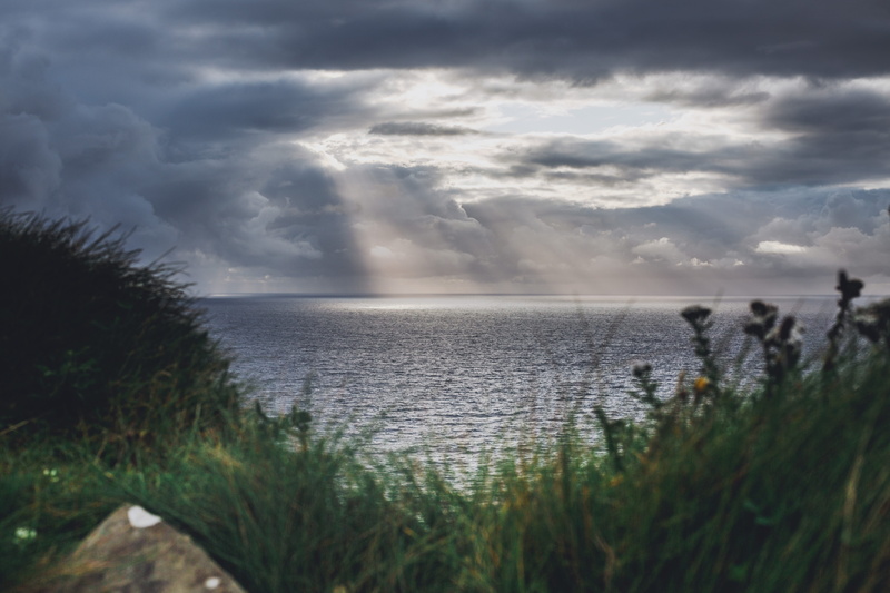 outdoors, ocean, horizon over water, 5K, beauty in nature, grass, nature, cloud - sky, sky, no people, sunet, cliffs, ireland, non-urban scene, land, tranquility
