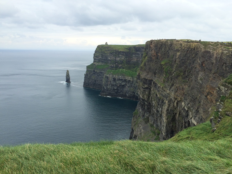 ireland, green, cloud - sky, non-urban scene, outdoors, no people, vert, rock formation, falaise, tranquil scene, see, paroi, bleu, horizon, sea, blue