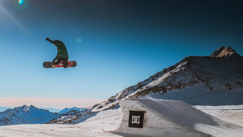 snowcapped mountain, mountain Peak, white, jumping, jacket, blue, man, riding, leisure activity, 4K, adventure, nature, sports And Fitness, green jacket