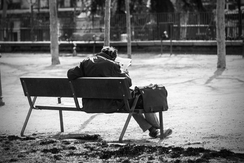 men, man on a bench, man, soledad, retired, calm, day, reading, person, people, warm clothing, male, trees, madrid, real people, portfolio, 5K, tramp
