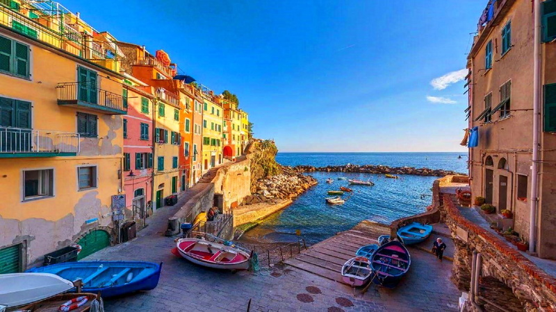 pier, small harbor, moored, liguria, mode of transportation, city, europe, no people, building exterior, riomaggiore, canal, architecture, gondola - traditional boat