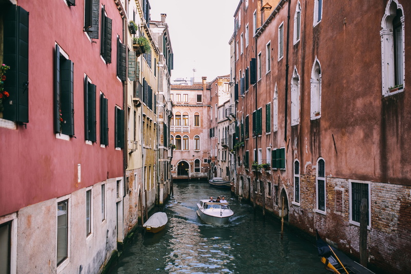 travel, waterfront, outdoors, Italy, trip, cityscape, mediterranean, venezia, gondola - traditional boat, famous Place, tourist, window, urban Scene, gondola