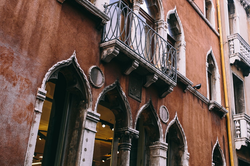 facade, lighting equipment, arch, vacations, architecture, Europe, old houses, entrance, italian, city, Italy, trip, balcony, buildings, urban Scene, outdoors